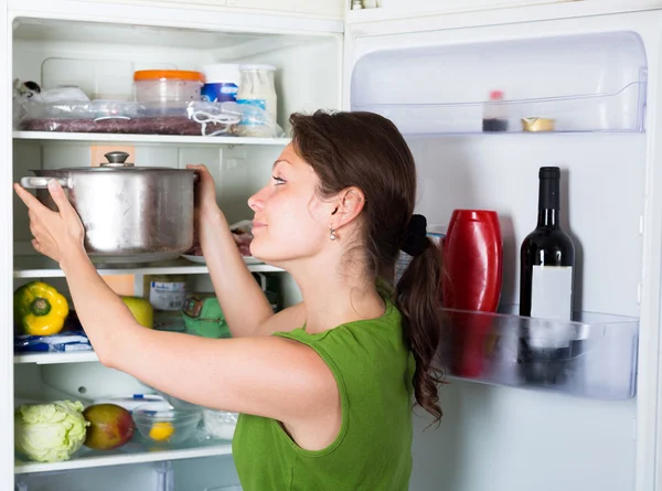 Домохозяйка открывает холодильник — стоковое фото
