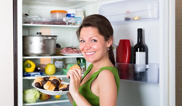 Mulher feliz comer bolos — Fotografia de Stock