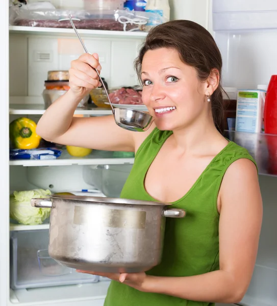 Donna che mangia zuppa dalla padella — Foto Stock