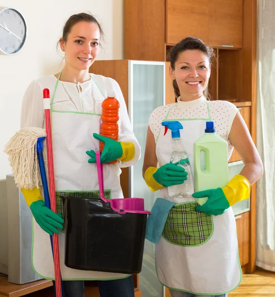 Female cleaners cleaning room — Stock Photo, Image