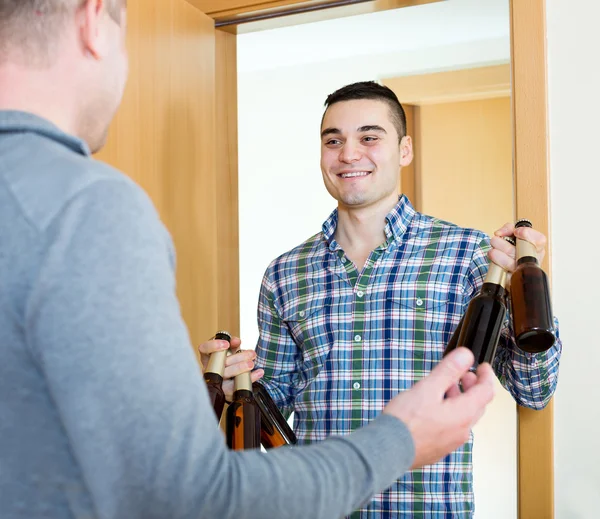 Visit friend who brought beer — Stock Photo, Image