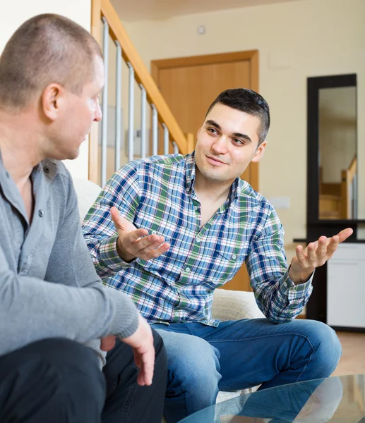 Conversa entre dois homens interior — Fotografia de Stock