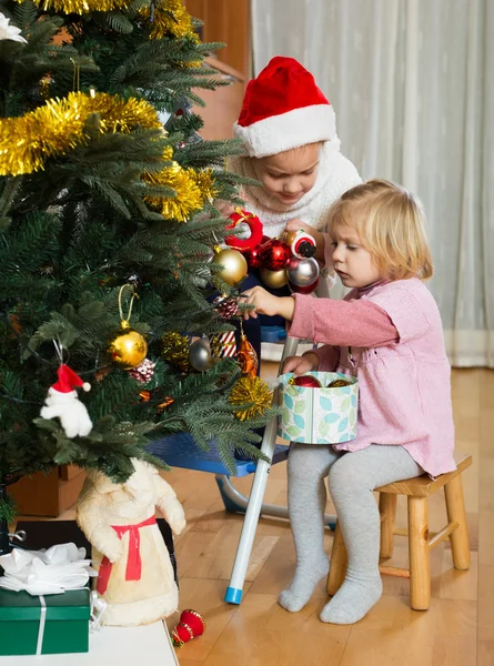 Små flickor med julgran — Stockfoto