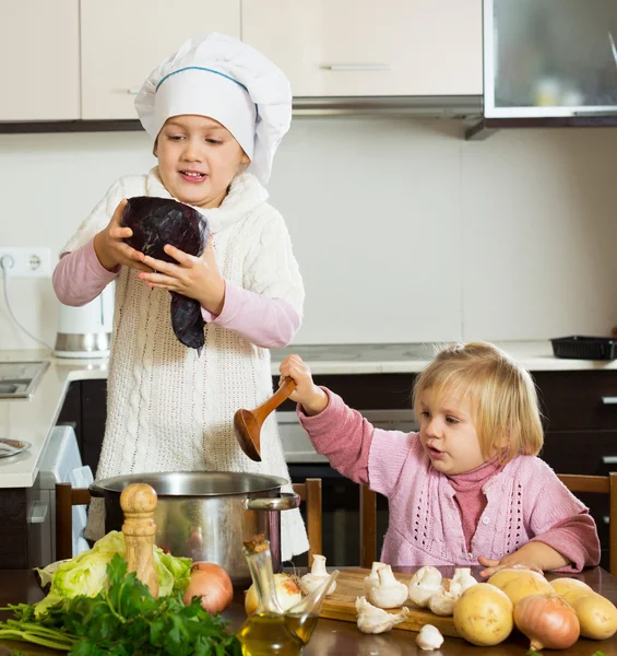 Barn matlagning i köket — Stockfoto