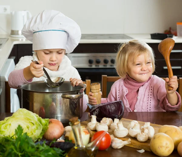 Twee zusjes leren koken. — Stockfoto