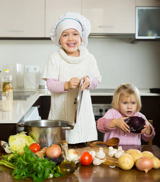 Barn matlagning i köket — Stockfoto