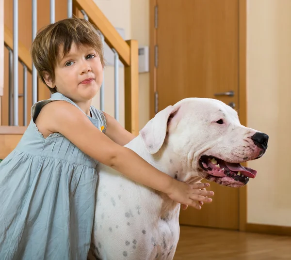 Linda chica con perro — Foto de Stock