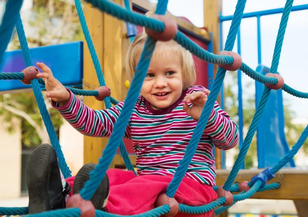 Glückliches kleines Mädchen auf dem Spielplatz — Stockfoto