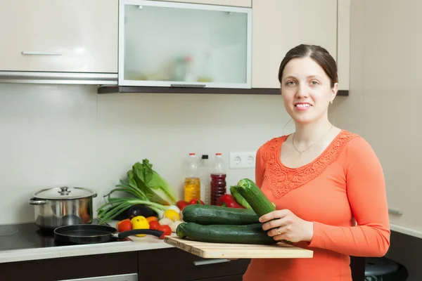 Mulher positiva cozinhar — Fotografia de Stock