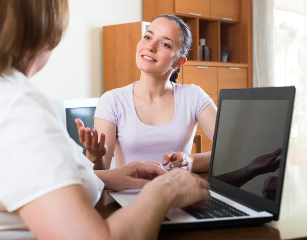 Donna e dipendente con computer portatile — Foto Stock