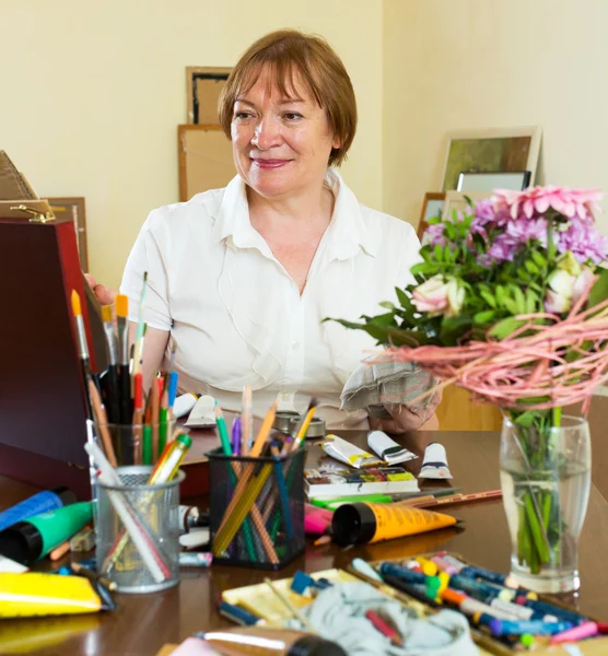 Senior woman painting picture — Stock Photo, Image