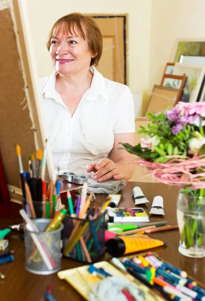 Woman painting picture — Stock Photo, Image