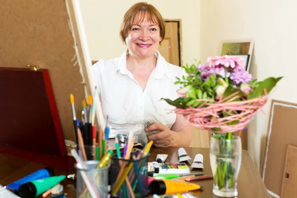 Woman painting picture — Stock Photo, Image