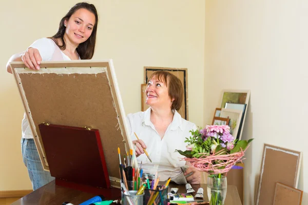 Artist and buyer in the art studio — Stock Photo, Image