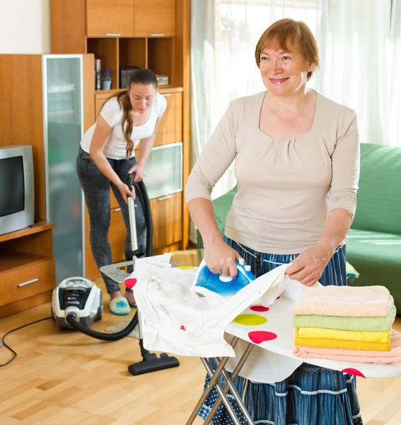 Ev temizliği yapıyor kadın — Stok fotoğraf