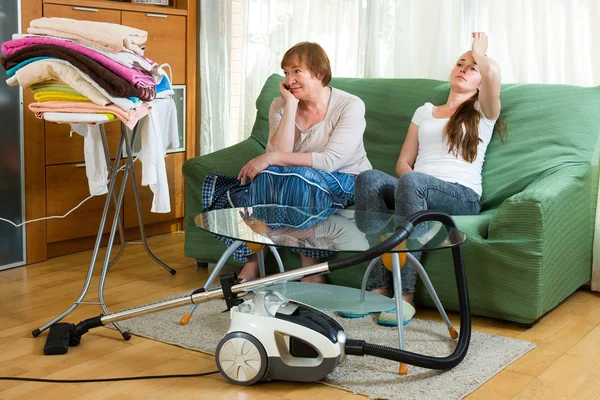 Two women having a rest after cleaning — Stock Photo, Image