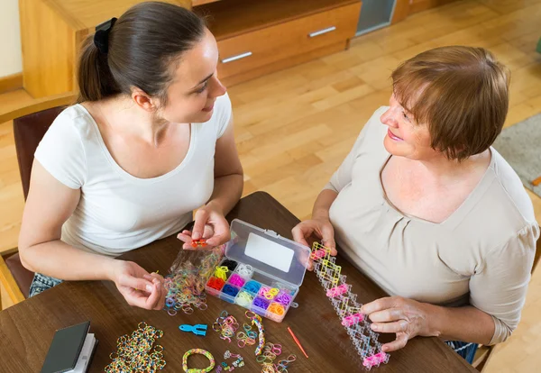 Two women make bracelets — Stock Photo, Image