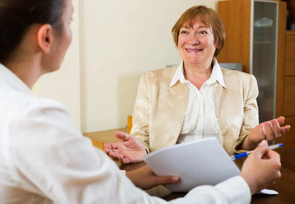 Vrouwen met een bijeenkomst — Stockfoto