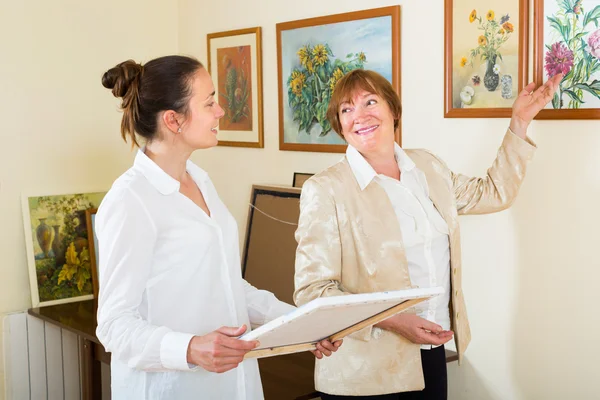 Women looking at the artwork — Stock Photo, Image