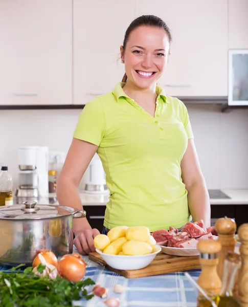 Jonge huisvrouw ife in kitchen — Stockfoto