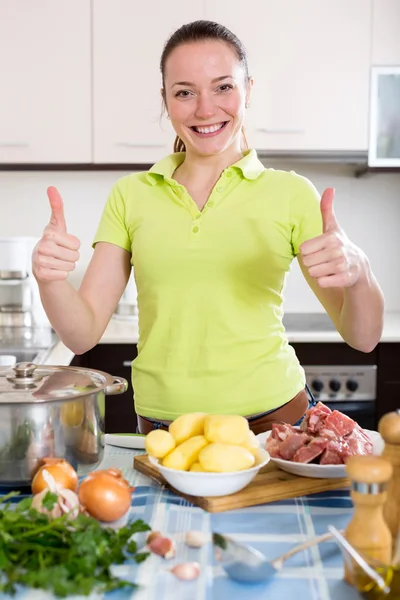 Jeune femme au foyer ife à cuisine — Photo