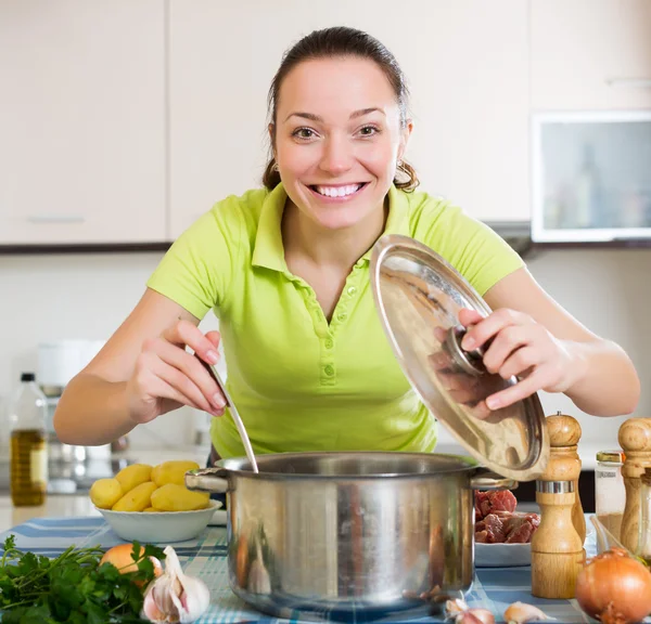 Ung hemmafru ife på kök — Stockfoto