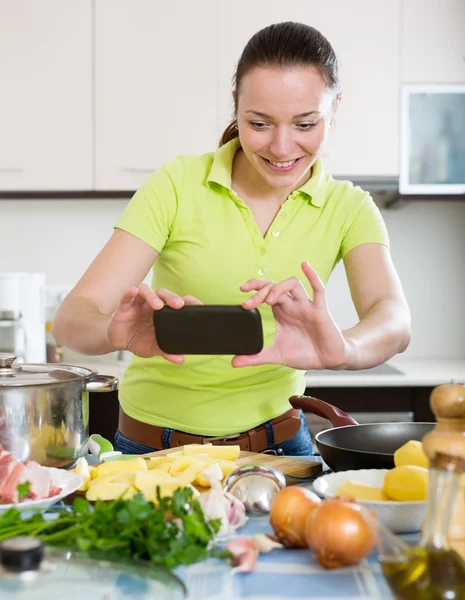 Junge hausfrau ife bei küche — Stockfoto