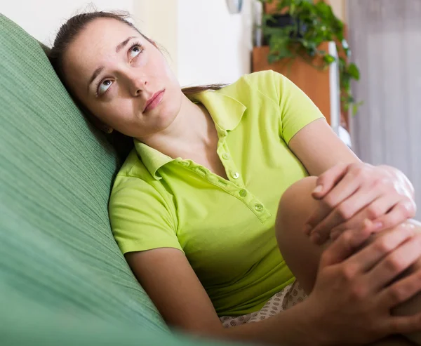 Vrouw die aan haar problemen denkt — Stockfoto