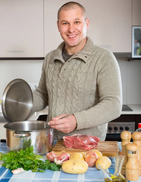 Hombre sonriente en la cocina doméstica — Foto de Stock