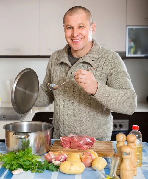 Hombre sonriente en la cocina doméstica — Foto de Stock