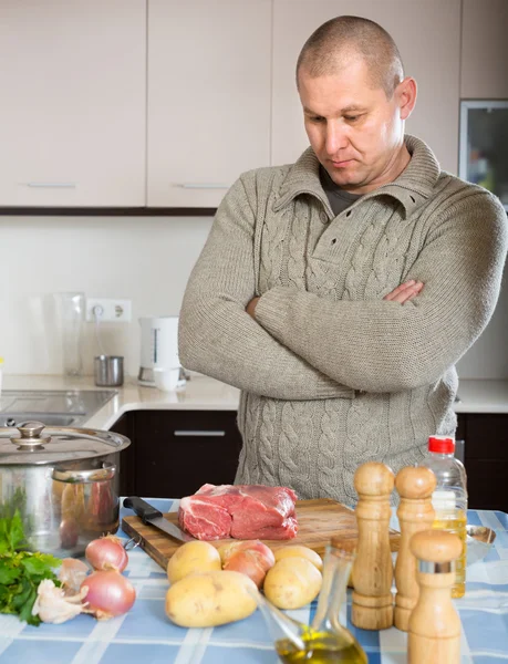 Mann denkt darüber nach, was er kochen soll — Stockfoto