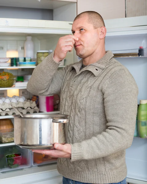 Hombre sosteniendo comida asquerosa — Foto de Stock