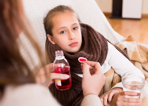 Kvinnan ta hand om sjuka dotter — Stockfoto