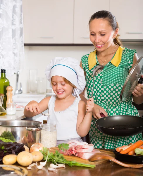 Madre con hija cocinando —  Fotos de Stock