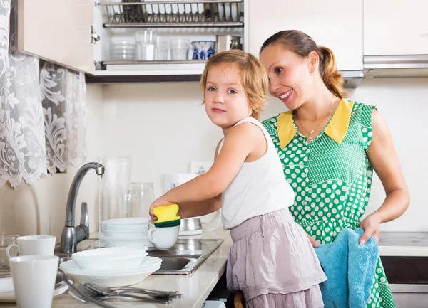 Tochter mit Mutter spült Geschirr — Stockfoto