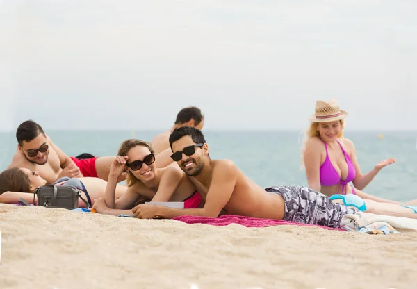 Люди, лежащие на песке на пляже — стоковое фото