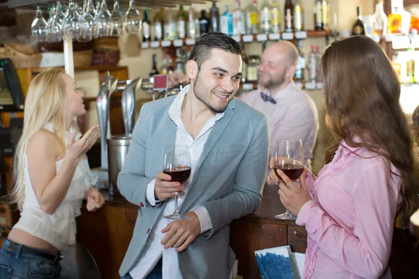 Bartender entertaining guests — Stock Photo, Image