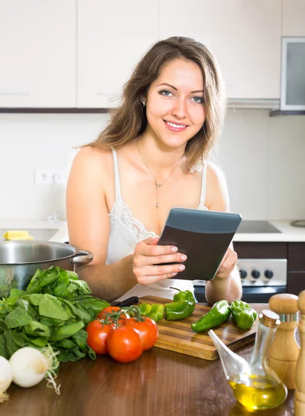 Housewife with a tablet — Stock Photo, Image