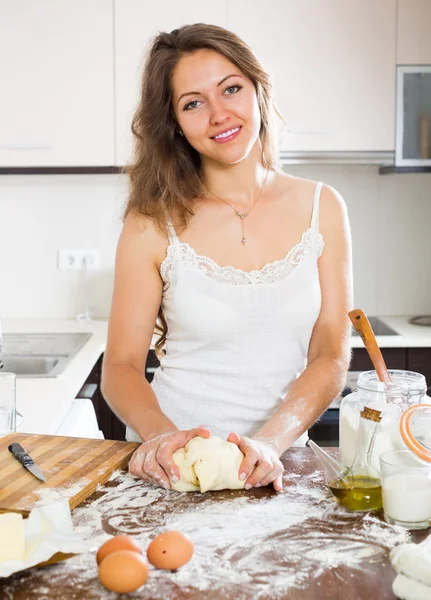 Dona de casa cozinhar em casa — Fotografia de Stock