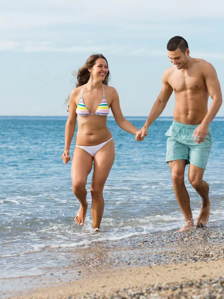 Newly married couple at the beach — Stock Photo, Image