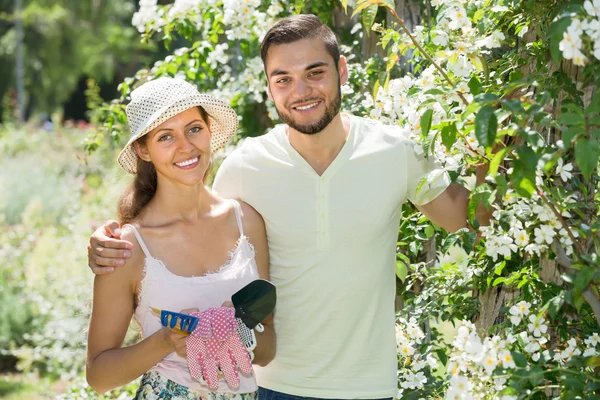 Genç çift birlikte bahçe işleriyle uğraşıyor. — Stok fotoğraf