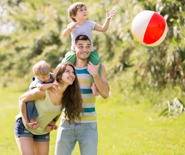 Famille jouer avec la balle — Photo