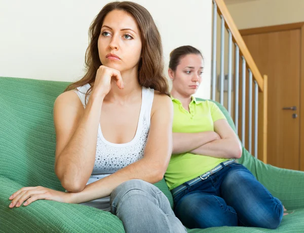 Two young women angry — Stock Photo, Image