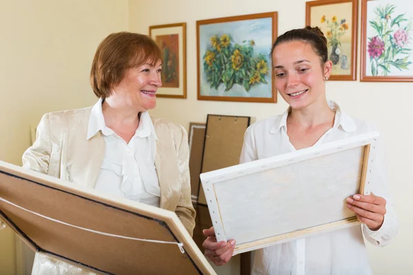 Frauen stehen auf der Empore — Stockfoto