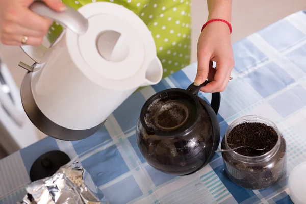 Kadın evde çay demleme — Stok fotoğraf