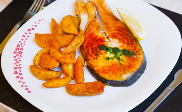 Grilled salmon fish with potatoes — Stock Photo, Image