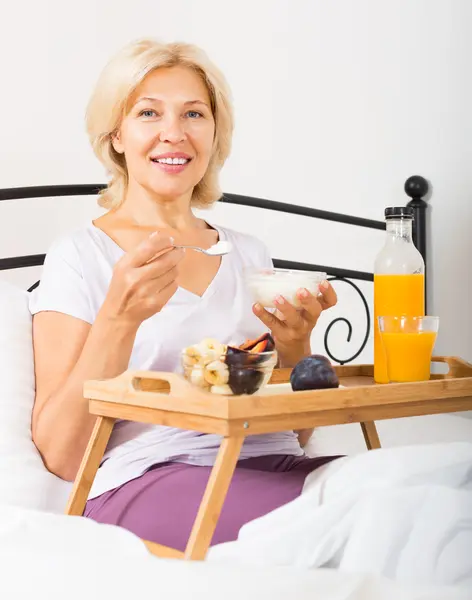 Glücklich reife Frau Frühstück — Stockfoto