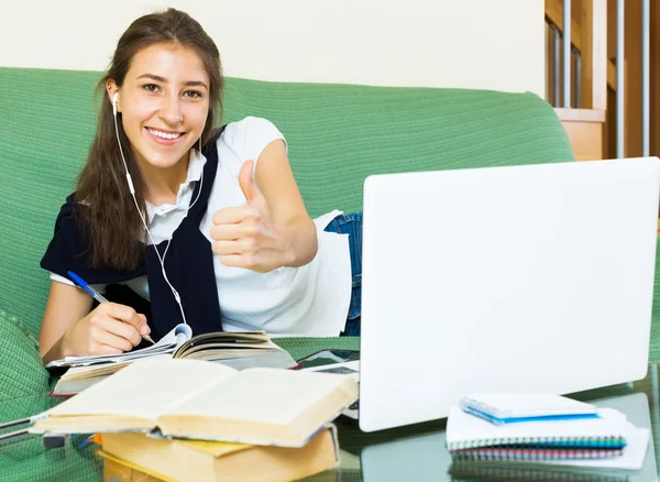 Mujer sonriente estudiante universitaria estudio — Foto de Stock