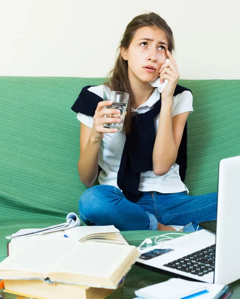 Chica cansada detrás de su portátil — Foto de Stock