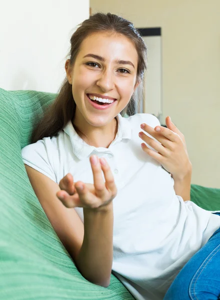 Glückliche Studentin erzählt die Geschichte — Stockfoto